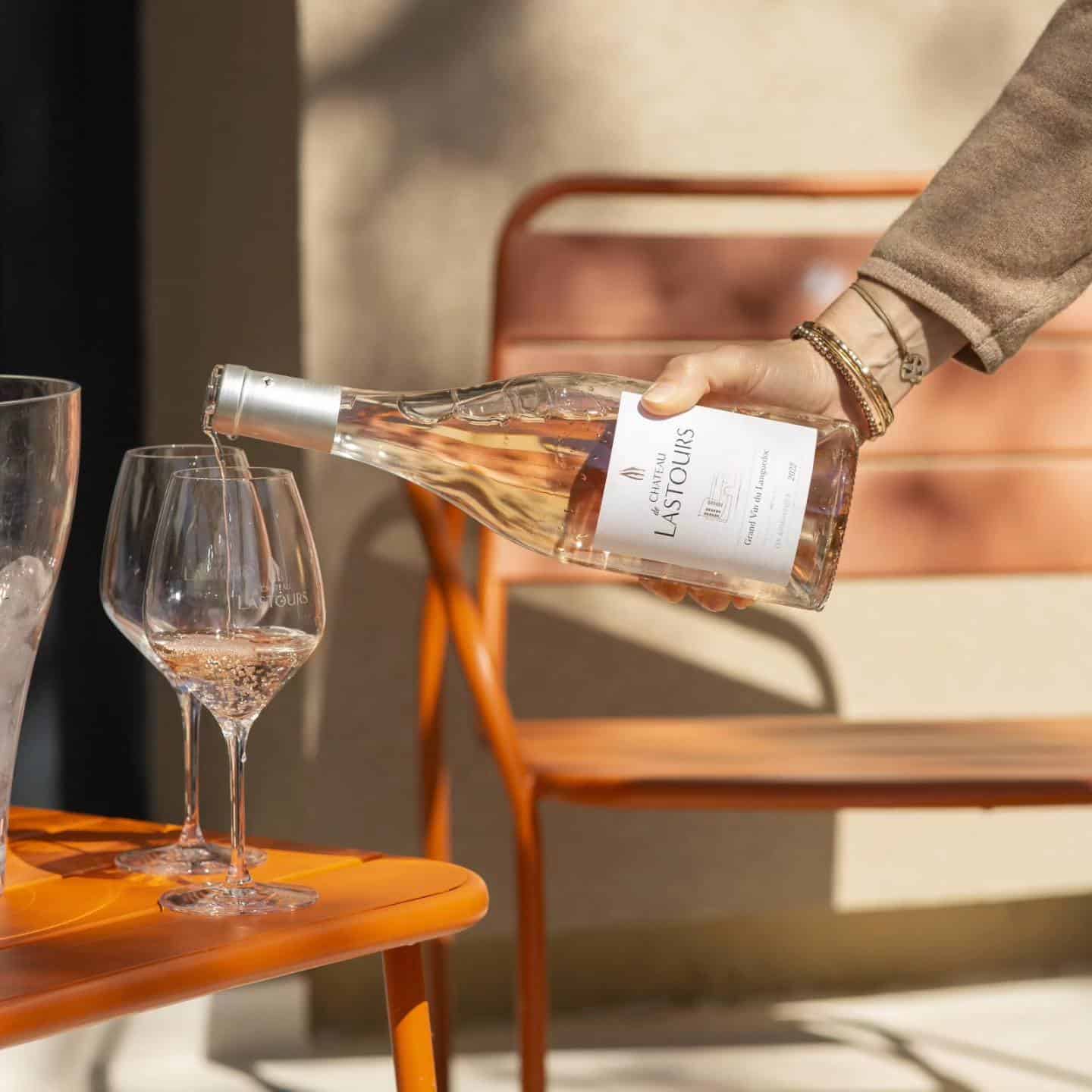 Service de vin rosé du Château de Lastours sur une terrasse ensoleillée