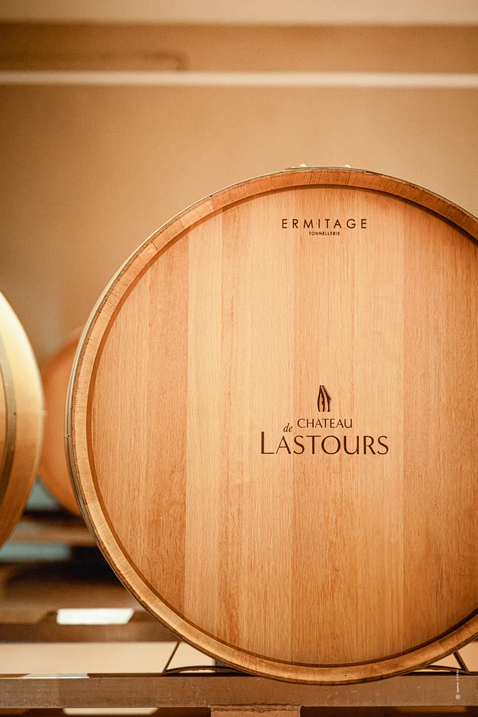 Fût en chêne estampillé Château de Lastours dans le chai du domaine