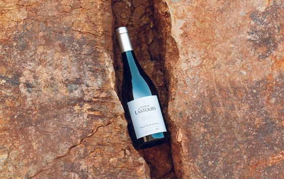 Bouteille de vin Château de Lastours encastrée dans une faille rocheuse
