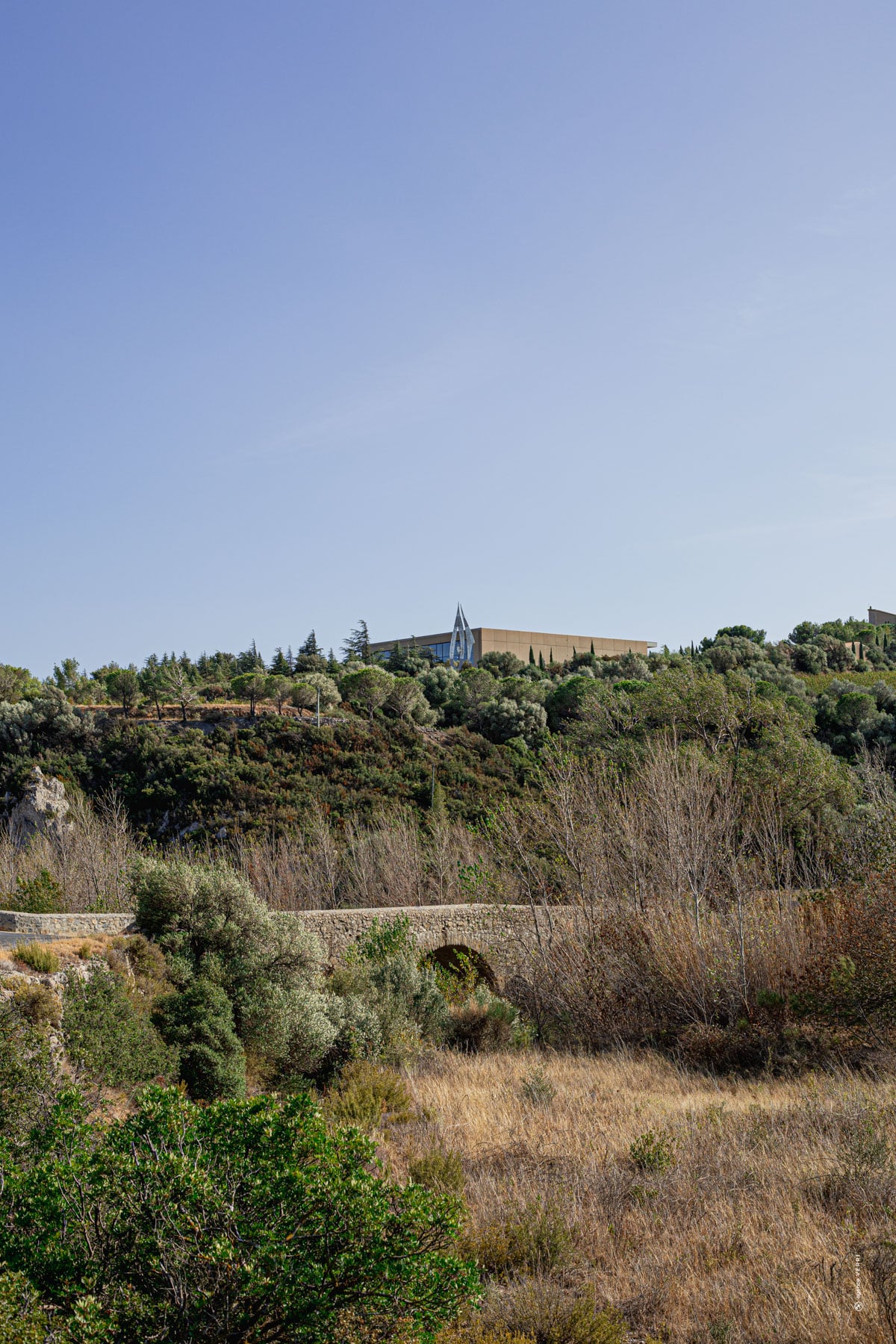 Vue panoramique du domaine viticole du Château de Lastours surplombant les collines de la garrigue
