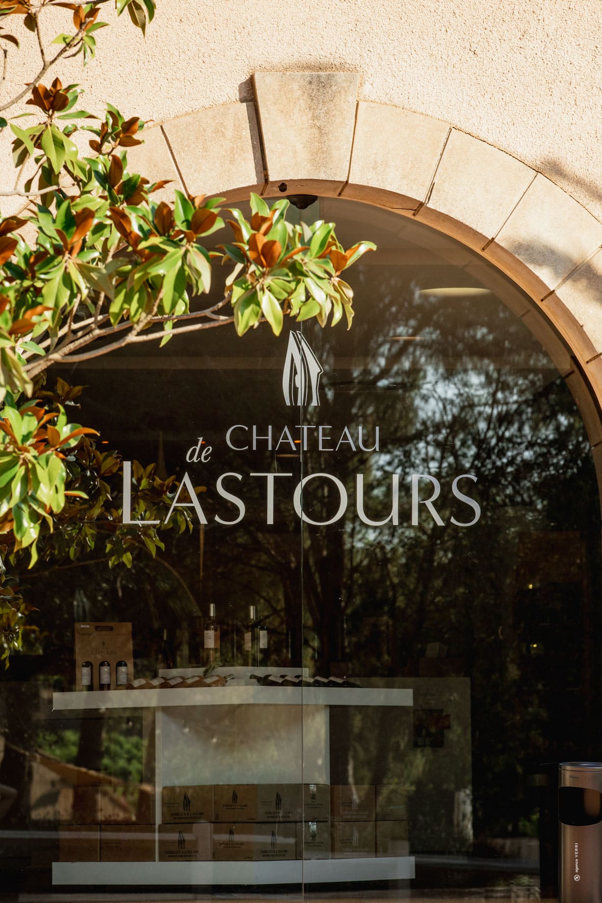 Entrée vitrée de la boutique du Château de Lastours avec logo visible