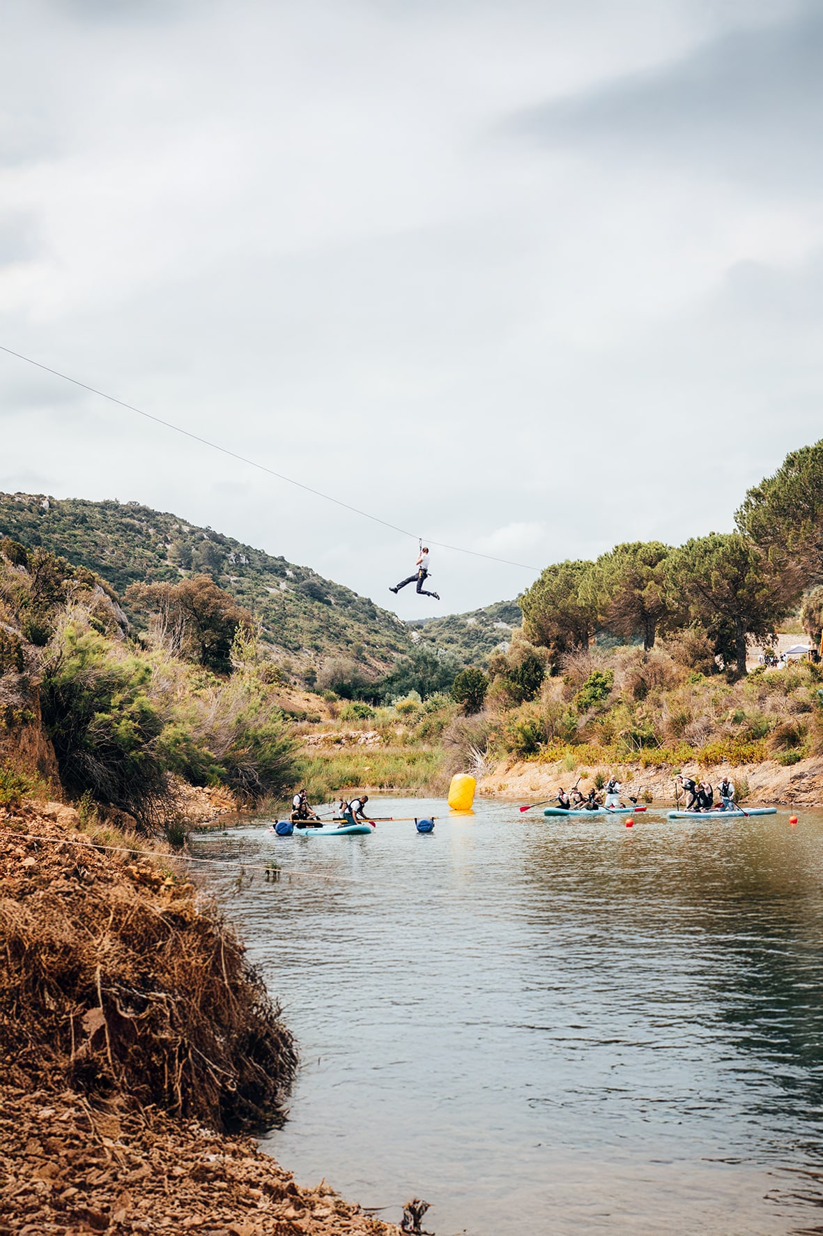 Événement convivial en plein air au Château de Lastours avec invités, tonneaux et lumière dorée